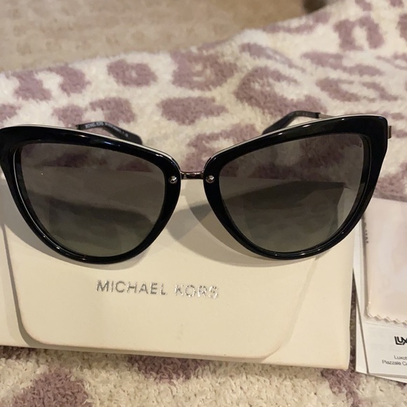 Michael Kors MK 6039 Abela Ii Sunglasses Black - Picture 5 of 6